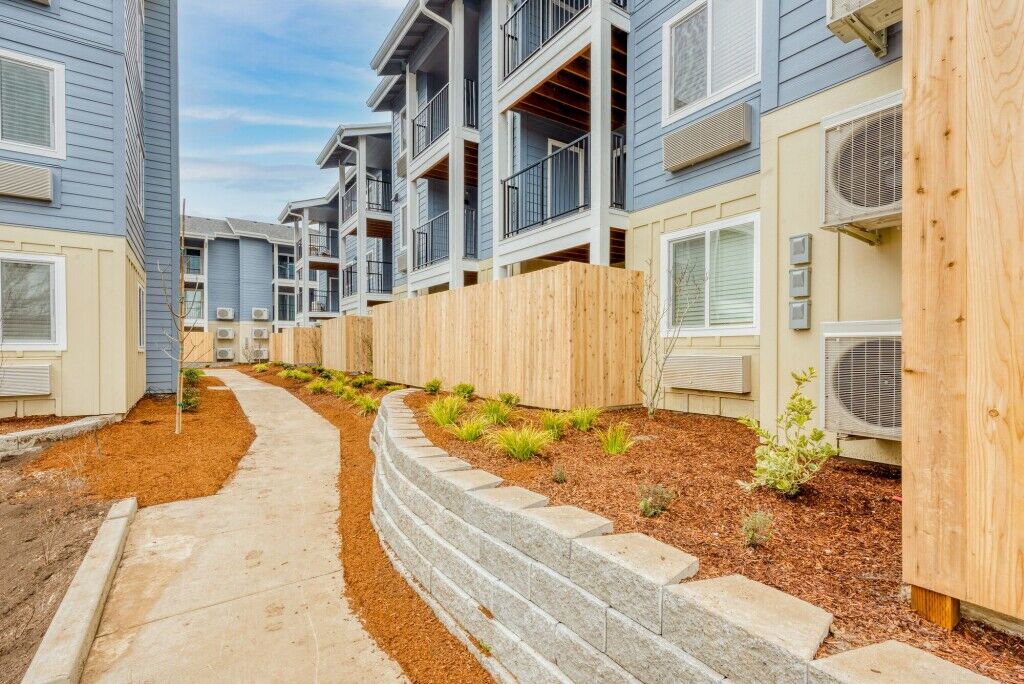Queen Court Apartments Image 5