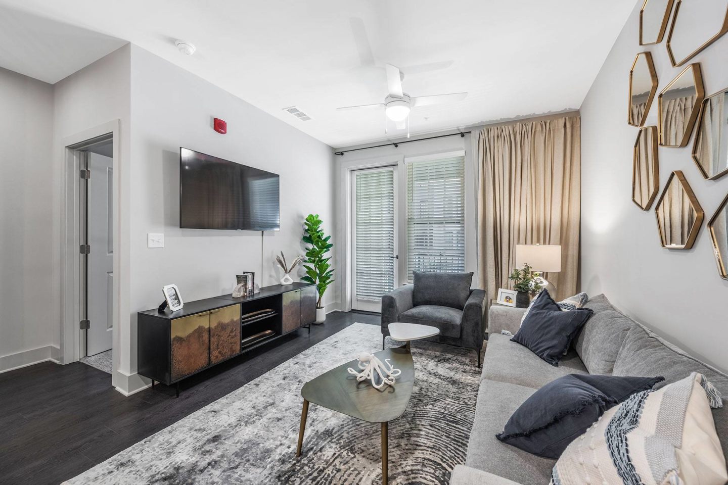 Capital Collective Luxury Apartments Image 8