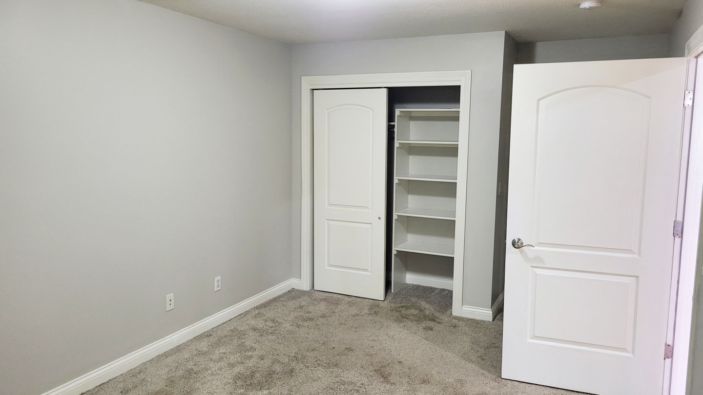 Suites on 933 Image 10