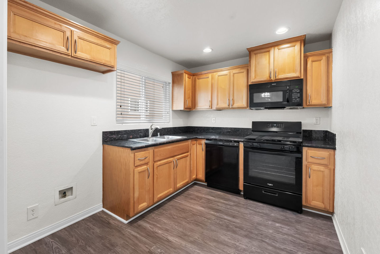 Lakewood Manor Image 15