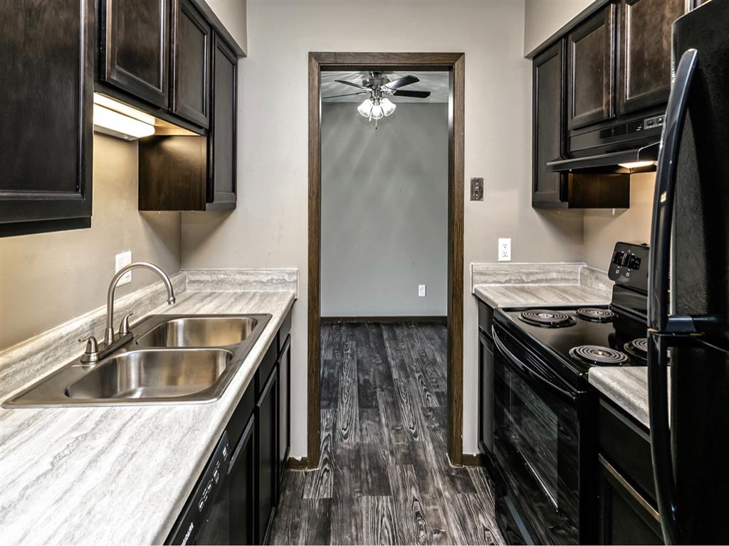 Edgewater Court Apartments Image 18