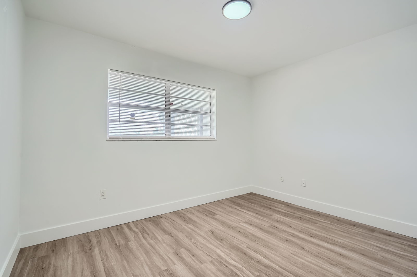 Lakeshore Presidential Apartments Image 4