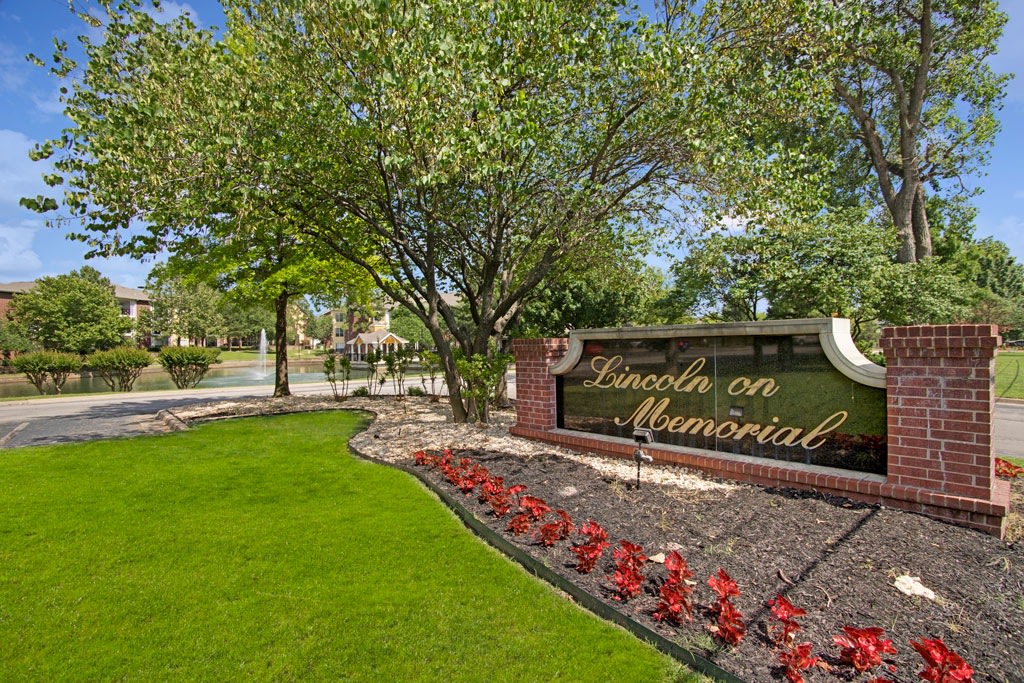 Lincoln Villas on Memorial Image 28