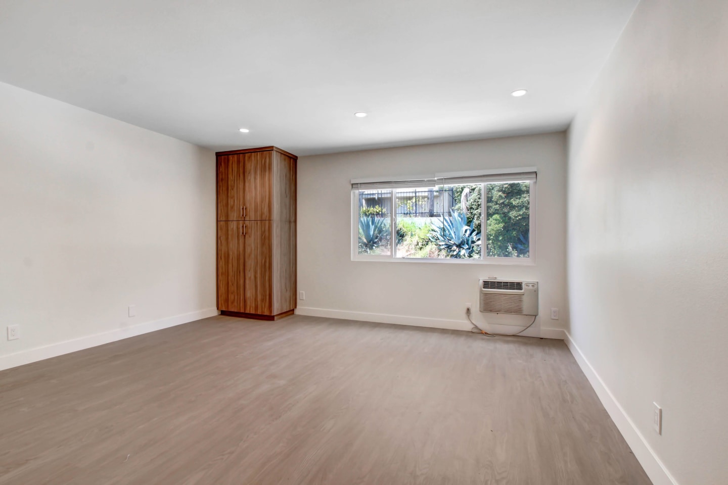 Hollywood Hills Apartments Image 24