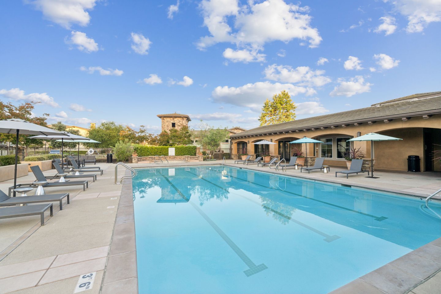 Hollister Village Image 53