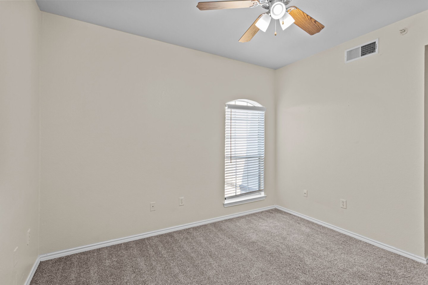 Fountains of Burleson Apartments Image 15