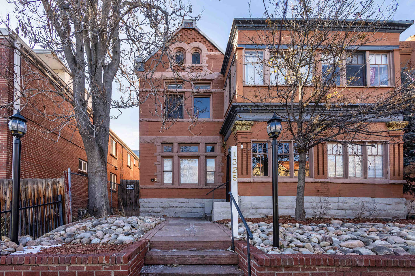 1325 Corona Image 10