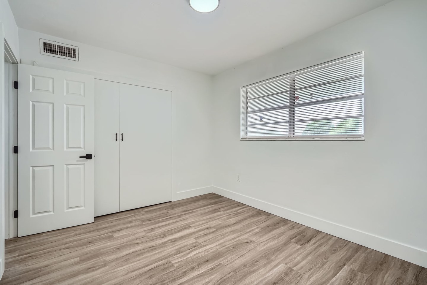 Lakeshore Presidential Apartments Image 24