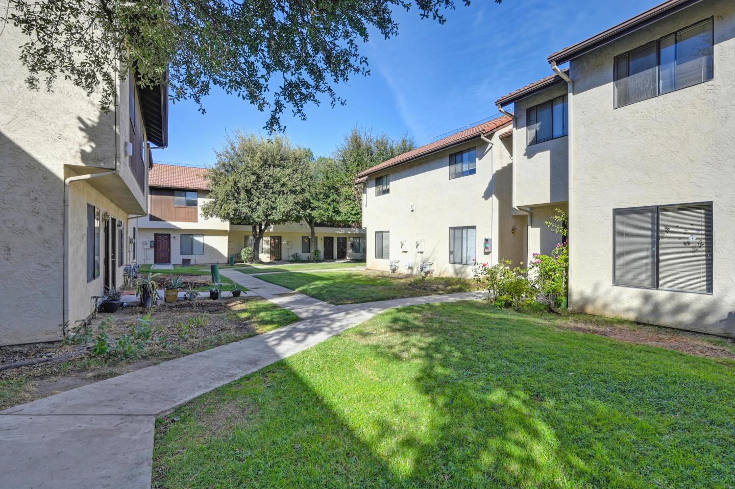 Townhomes at 201 Image 37