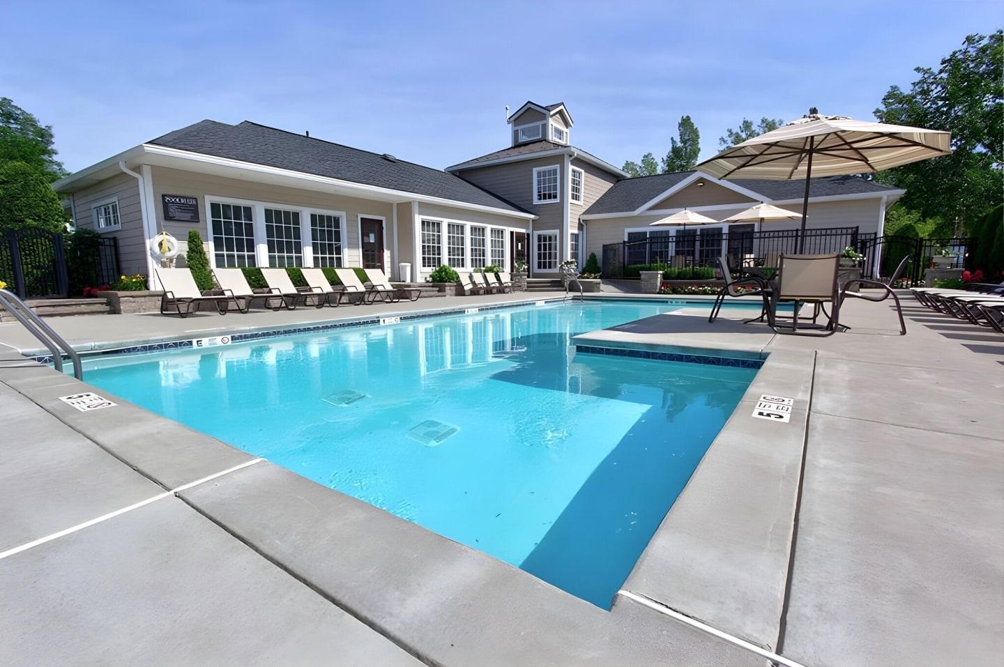 Country Club Manor Apartments Image 3