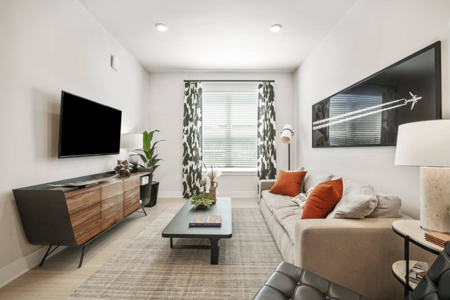 Mirrorton Apartments Image 4