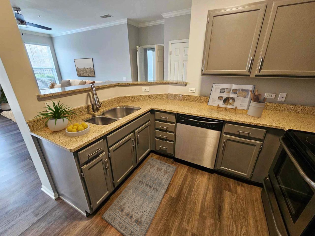 Ovaltine Court Image 24
