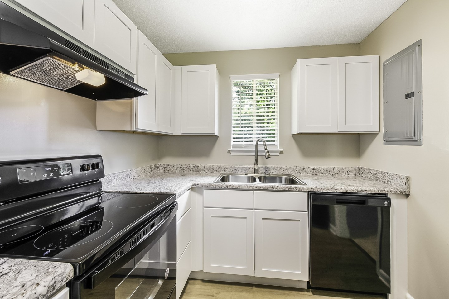 Pine Ridge Apartments Image 9