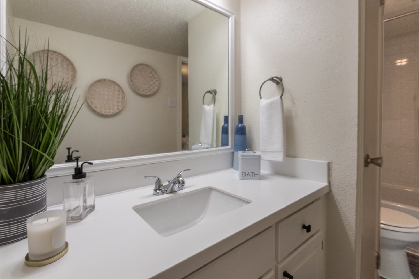 Cambridge Court Apartments Image 19
