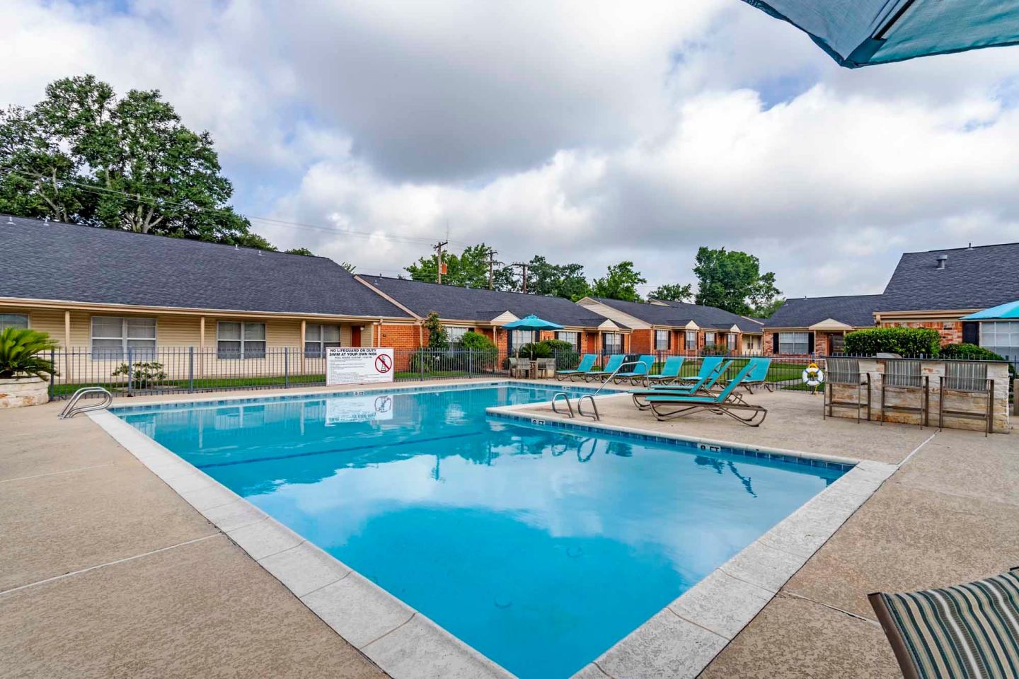 Willow Oaks Apartments Image 1