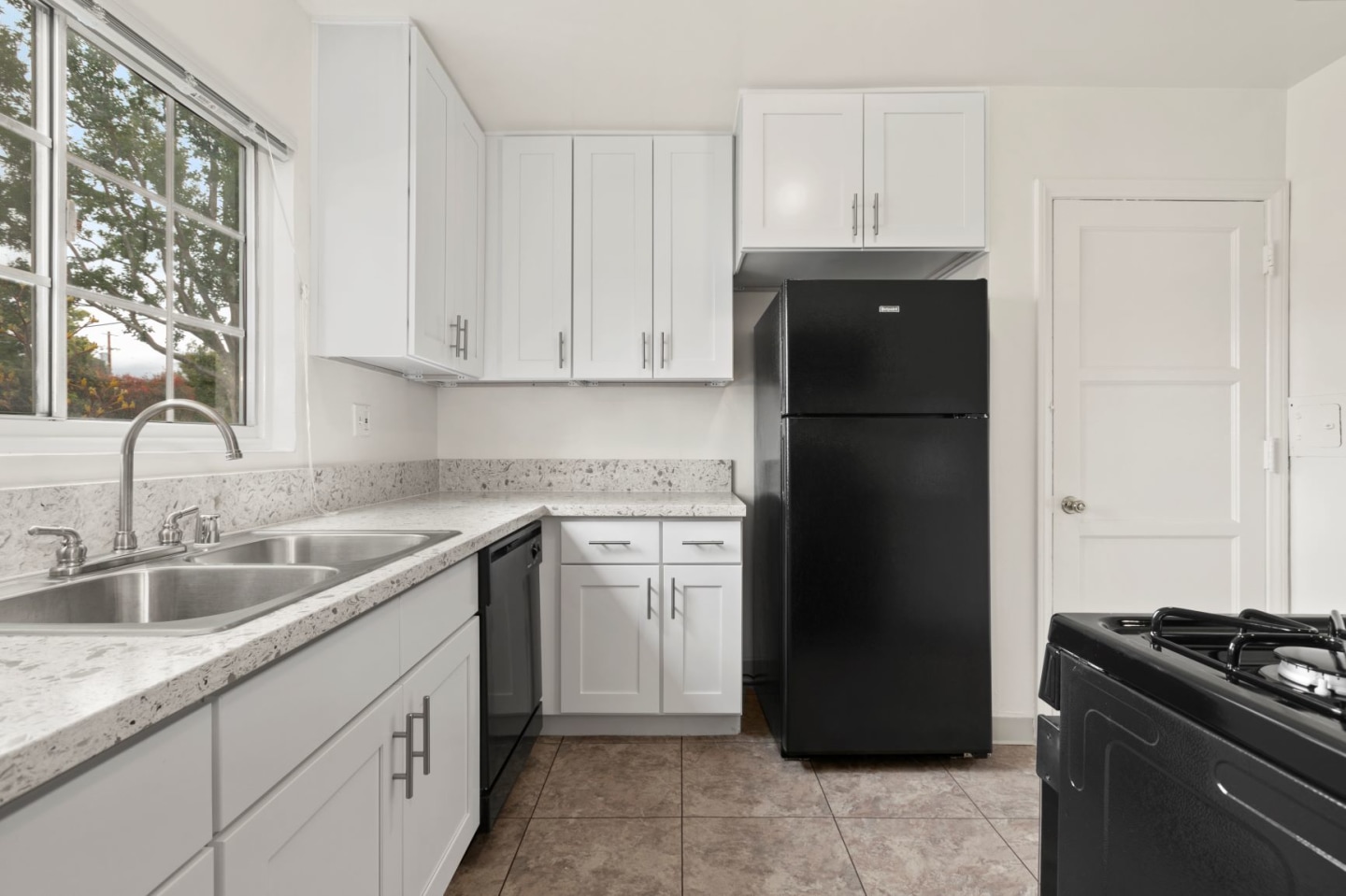 Colonial Manor Image 30