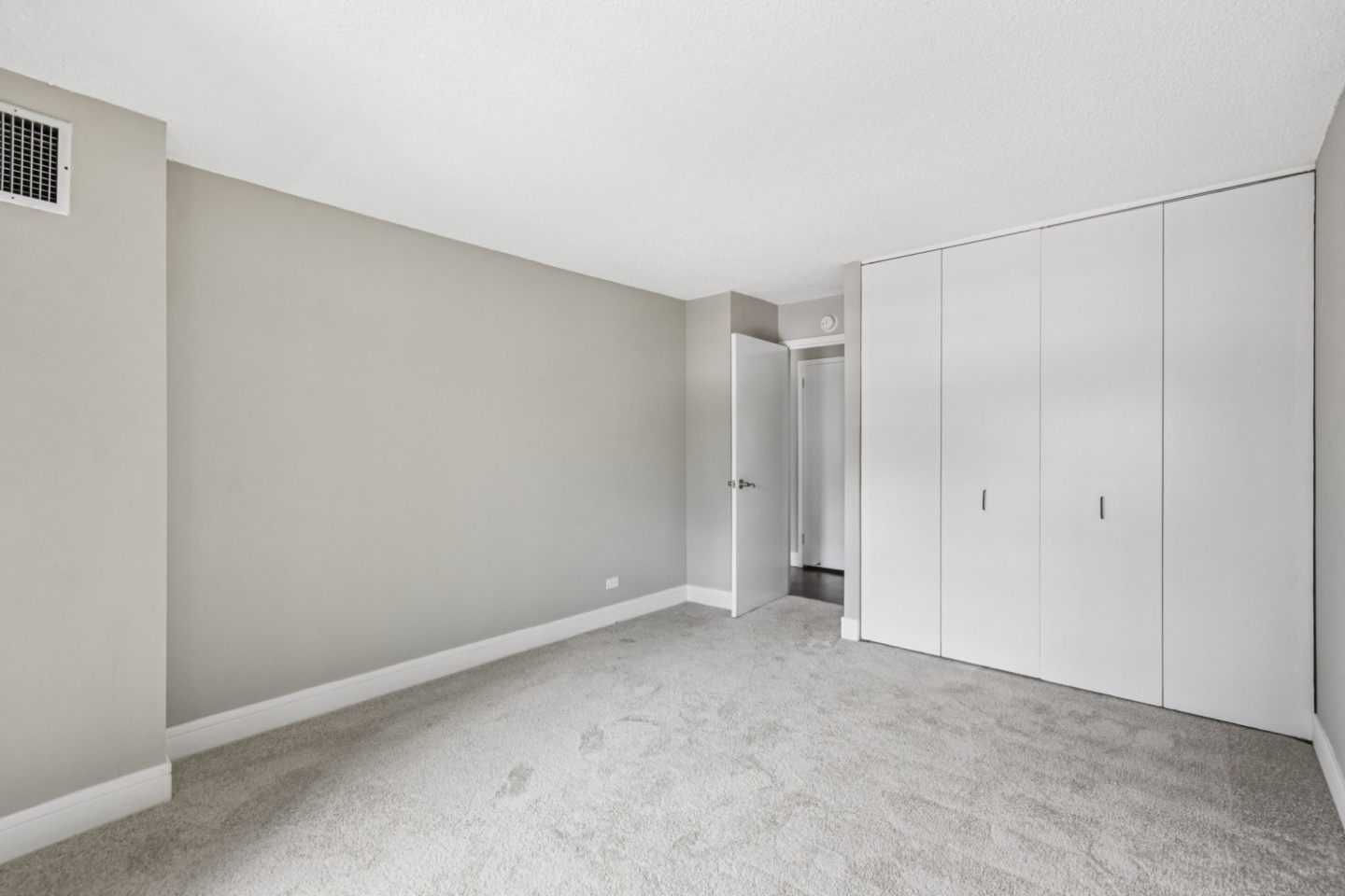 100 West Chestnut Apartments Image 31