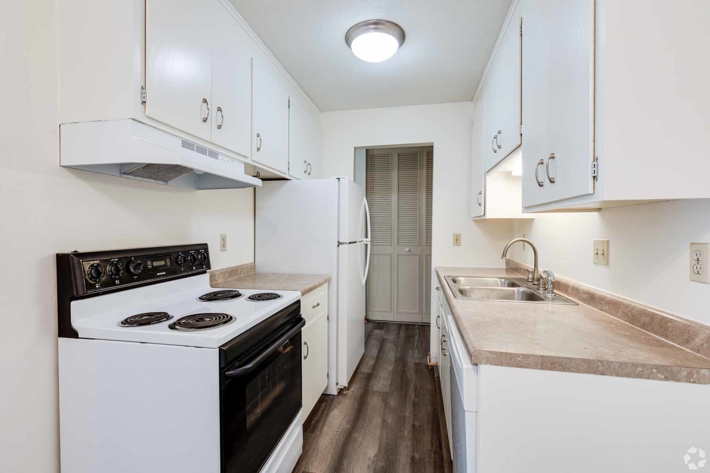 Apache Manor Apartments Image 2