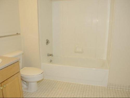 Auburn Court Image 4
