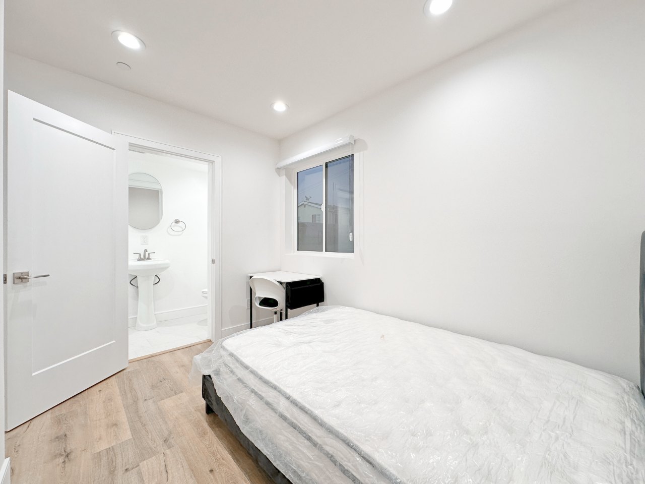 1529-1531 W 35th Pl - Co-Living Image 3