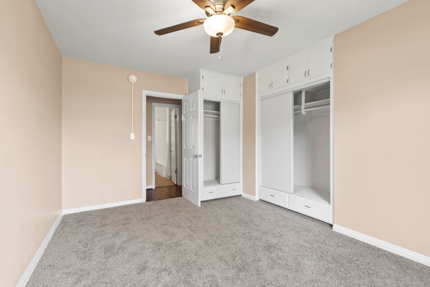 Colonial Manor Image 33