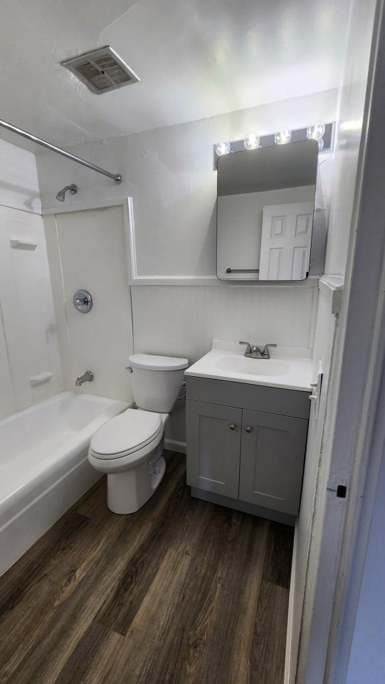 Country Club Apartments Image 12
