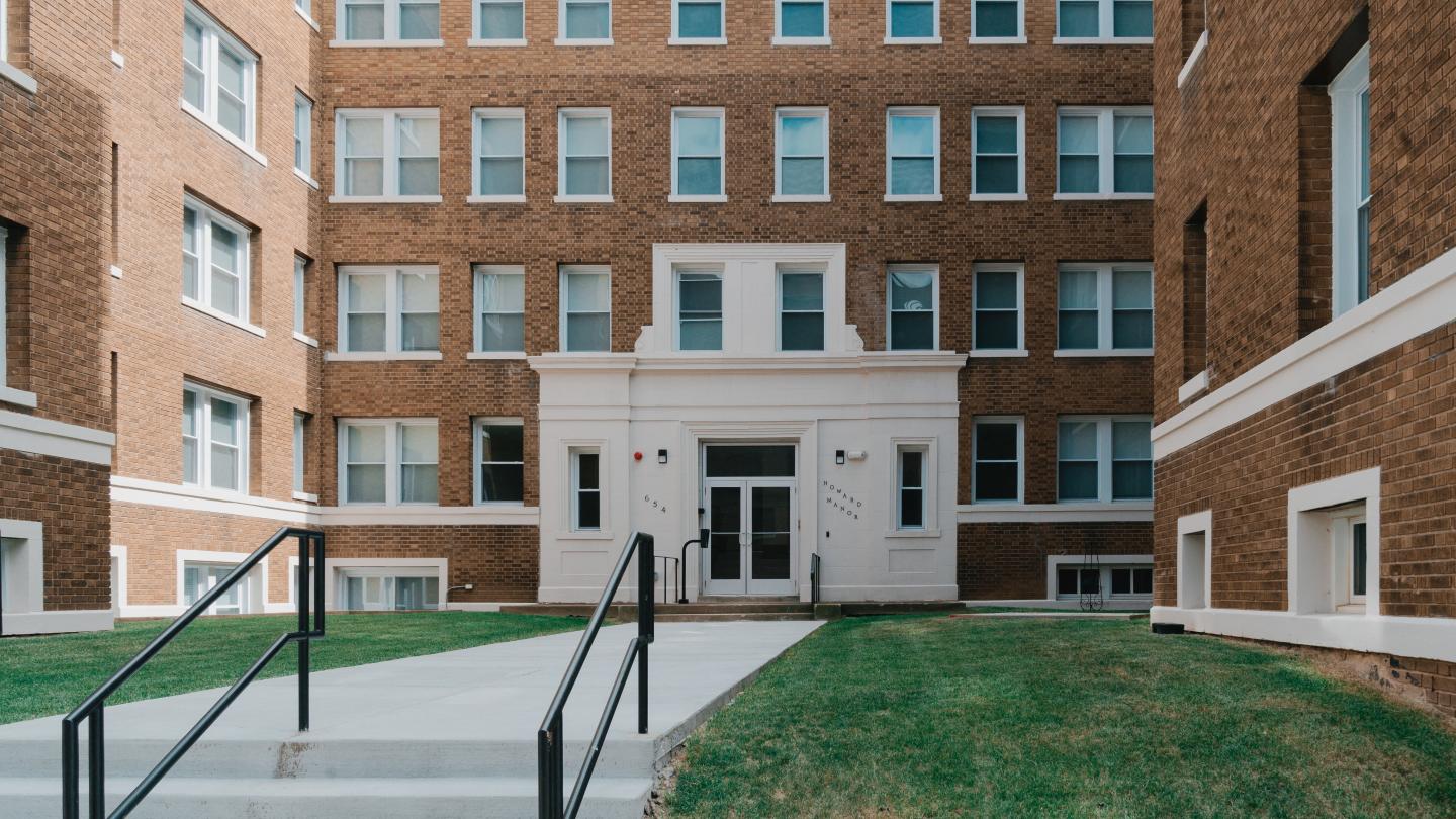 Howard Manor Image 16
