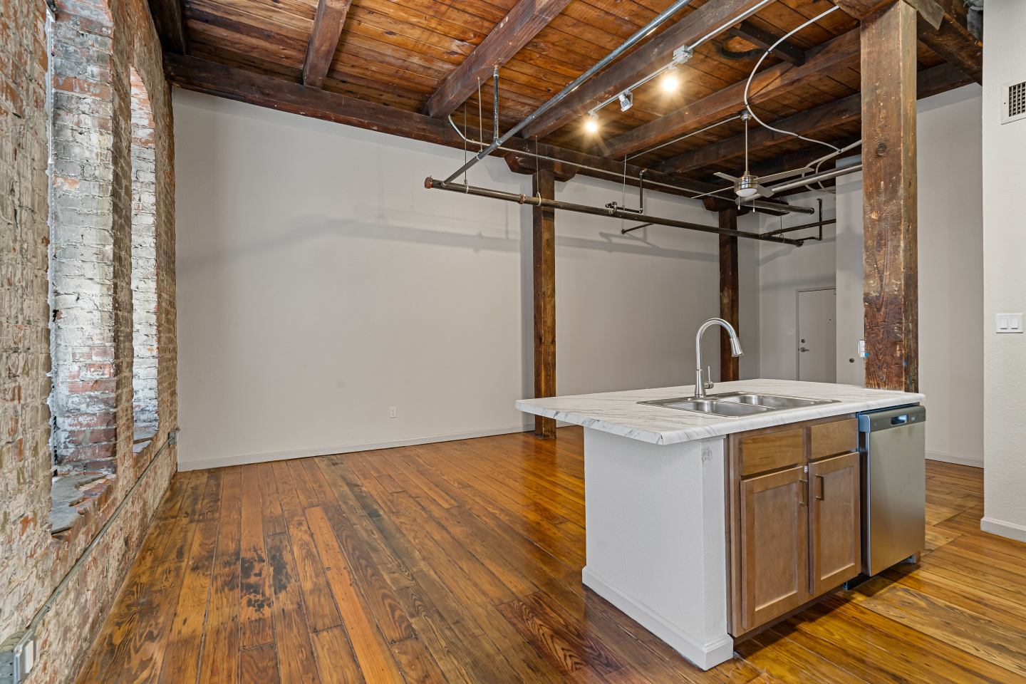 United Jewelers and Lee Hardware Apartments Image 32