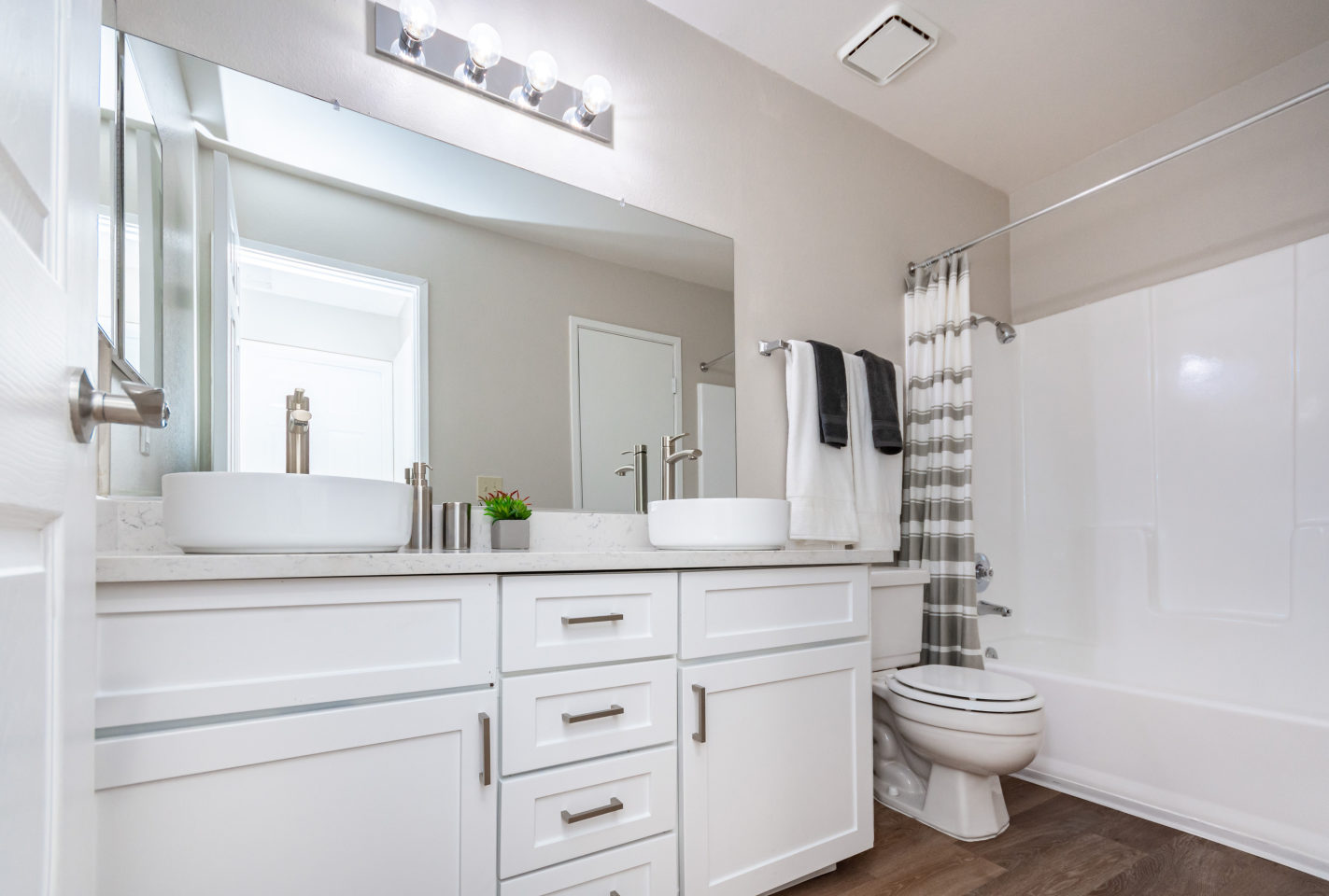 The Grove Luxury Apartments Image 19