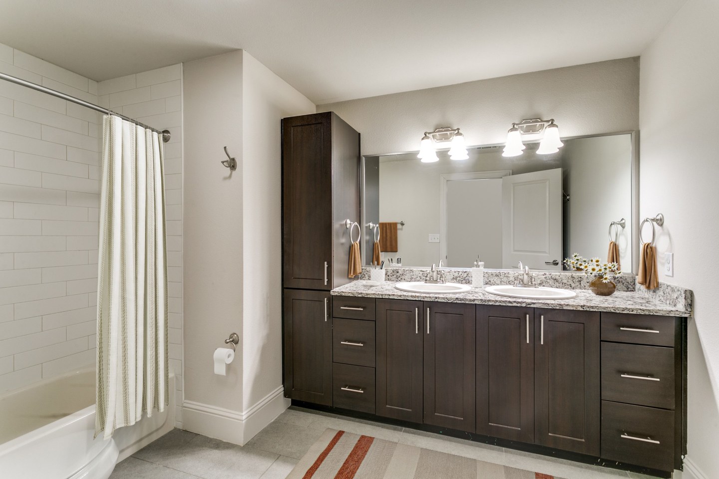 Varia at Highland Village Image 14