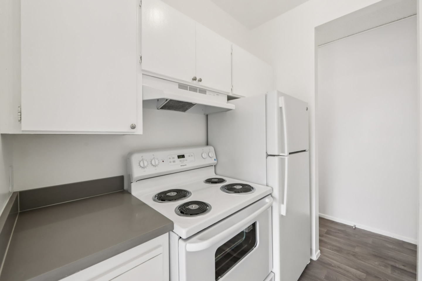Lakewood Apartments at Lake Merced Image 7