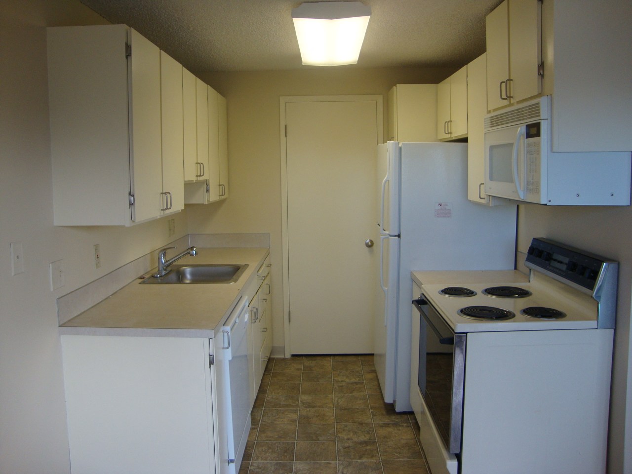 The Courtyard Apartment Homes Image 3