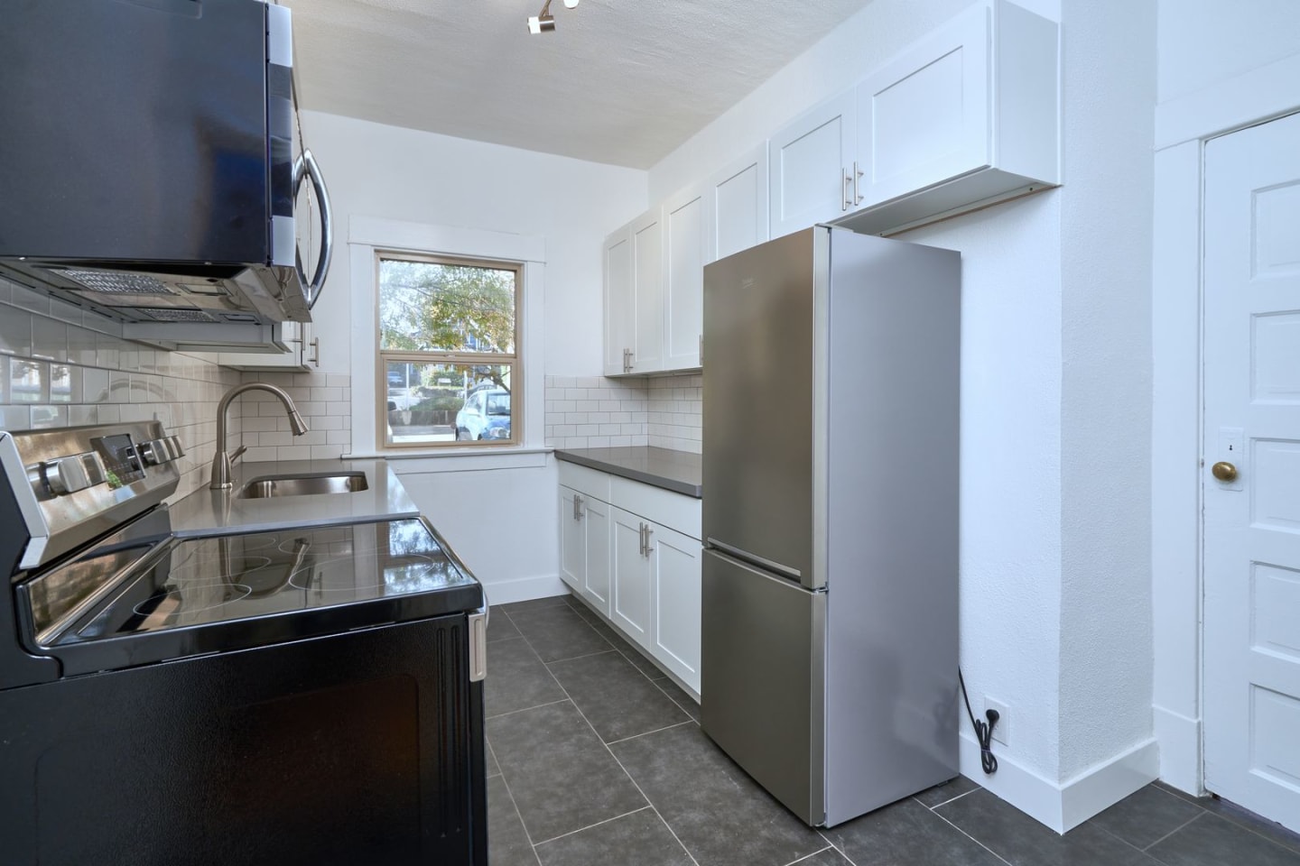 1421 On Queen Anne Image 1