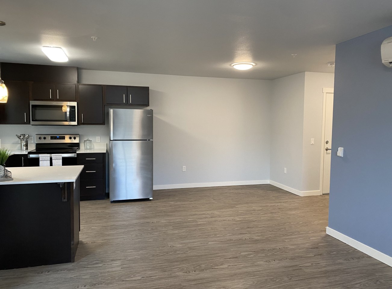 Queen Court Apartments Image 12