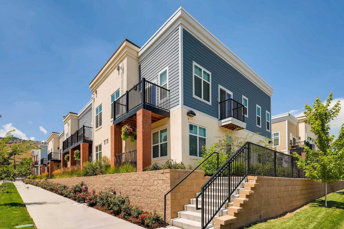 Violet on Broadway Apartment Homes Image 3
