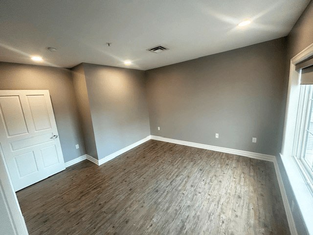 945 Kenmore Avenue Image 17