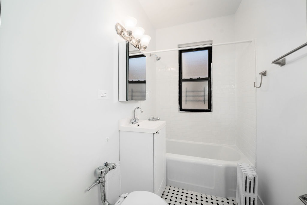 632-42 West Addison St Image 14