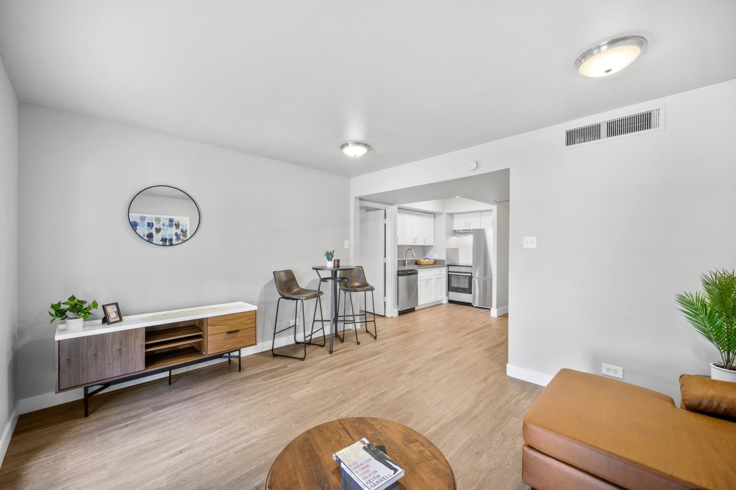 Eleven13 Apartments and Townhomes - Student Housing Image 6