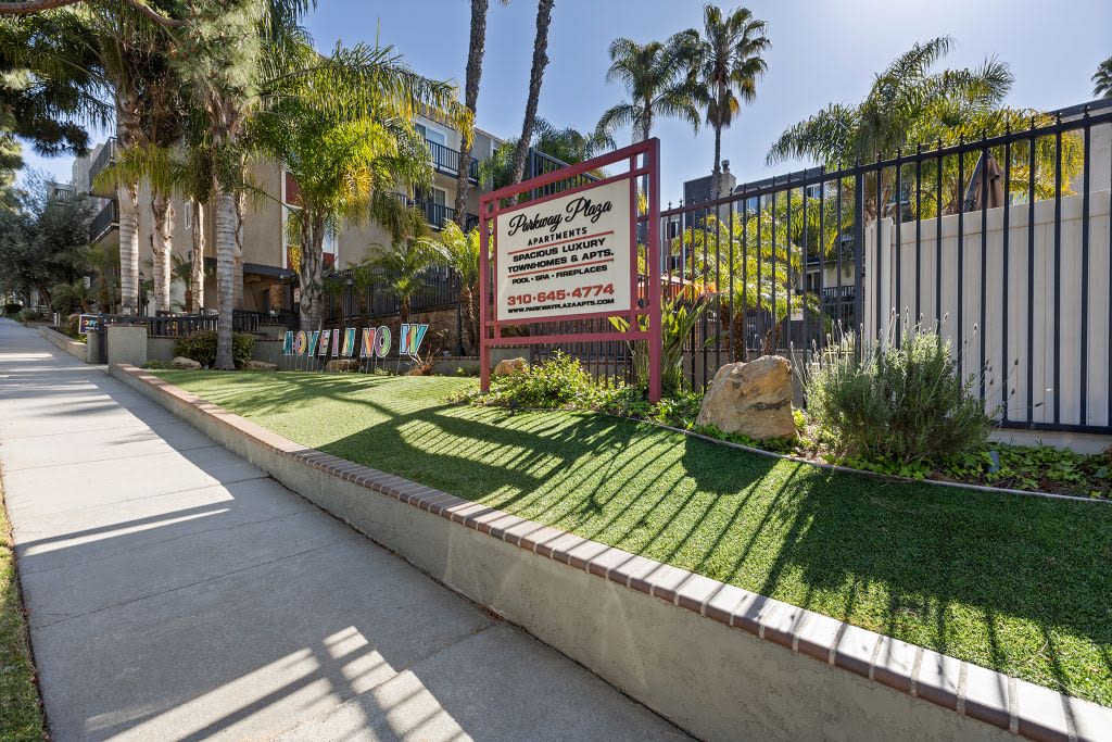 Parkway Plaza Apartments Image 15