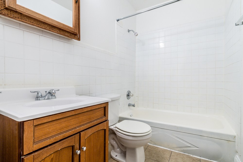 7706 S Saginaw - South Shore Apartments Image 11