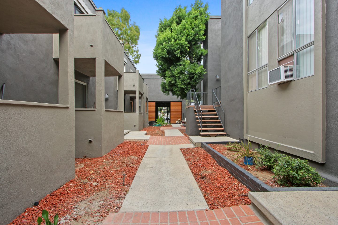 10310 Regent Apartments Image 3