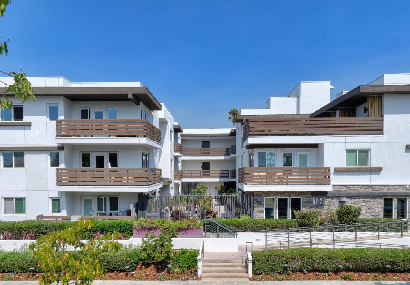The Metropolitan at Larchmont Village Image 30