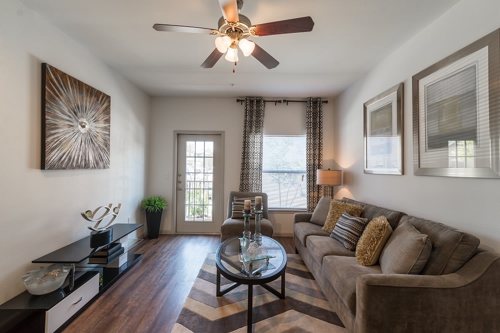 Crenshaw Grand Apartments Image 3