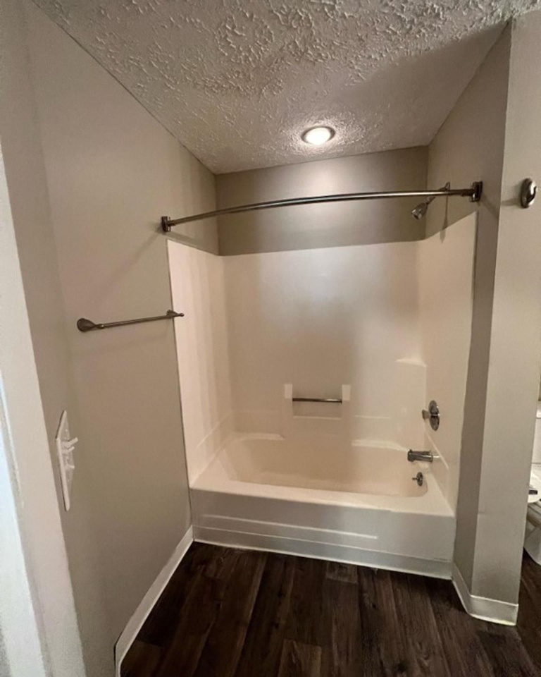Cross Lakes Apartments Image 11