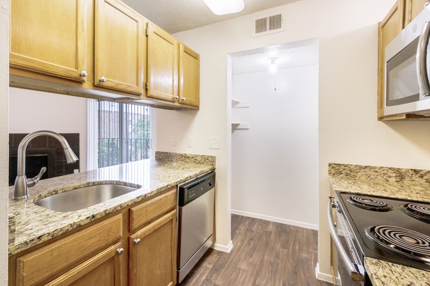 Cambridge Court Apartments Image 22