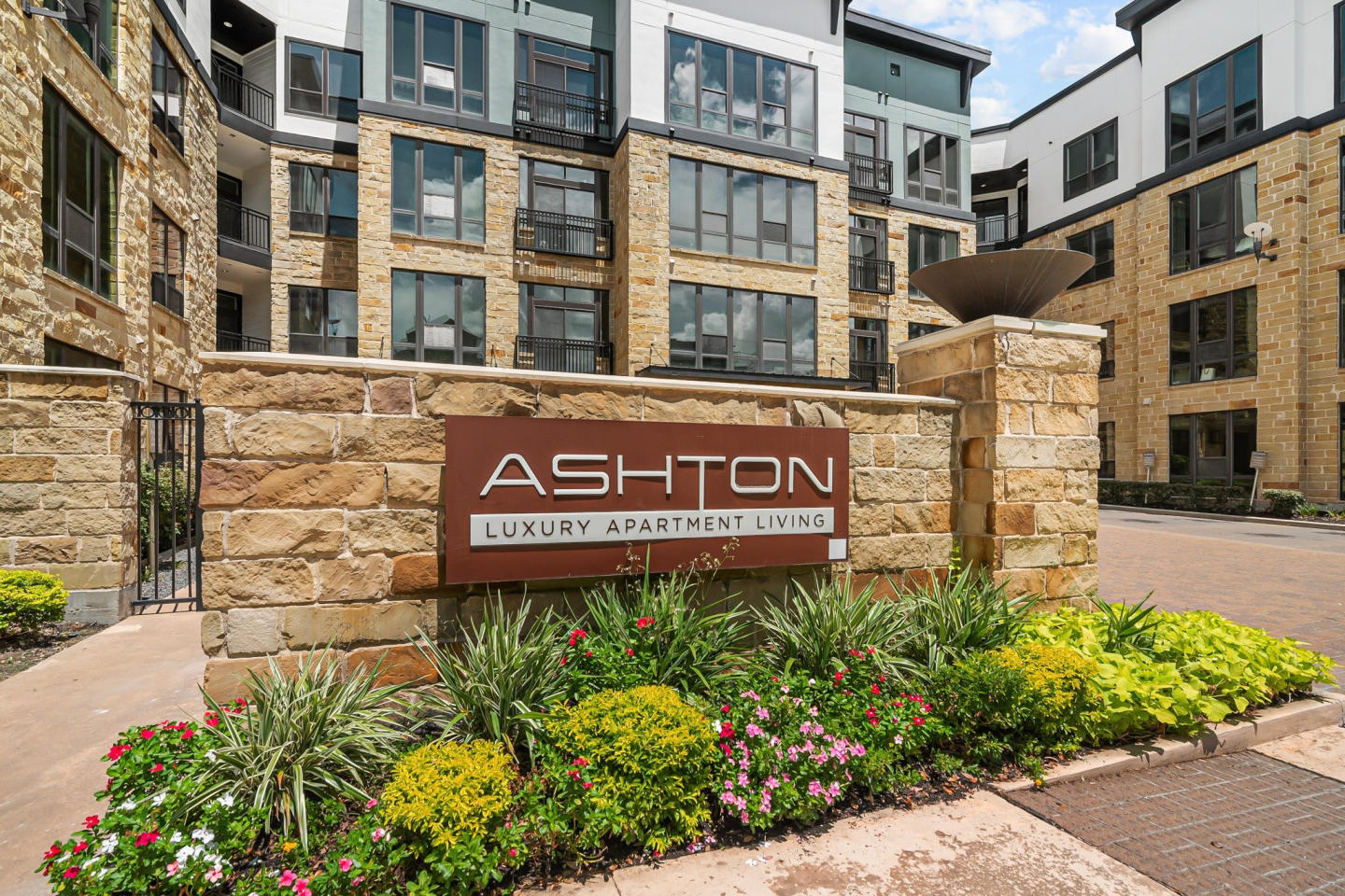 Ashton on West Dallas Image 24