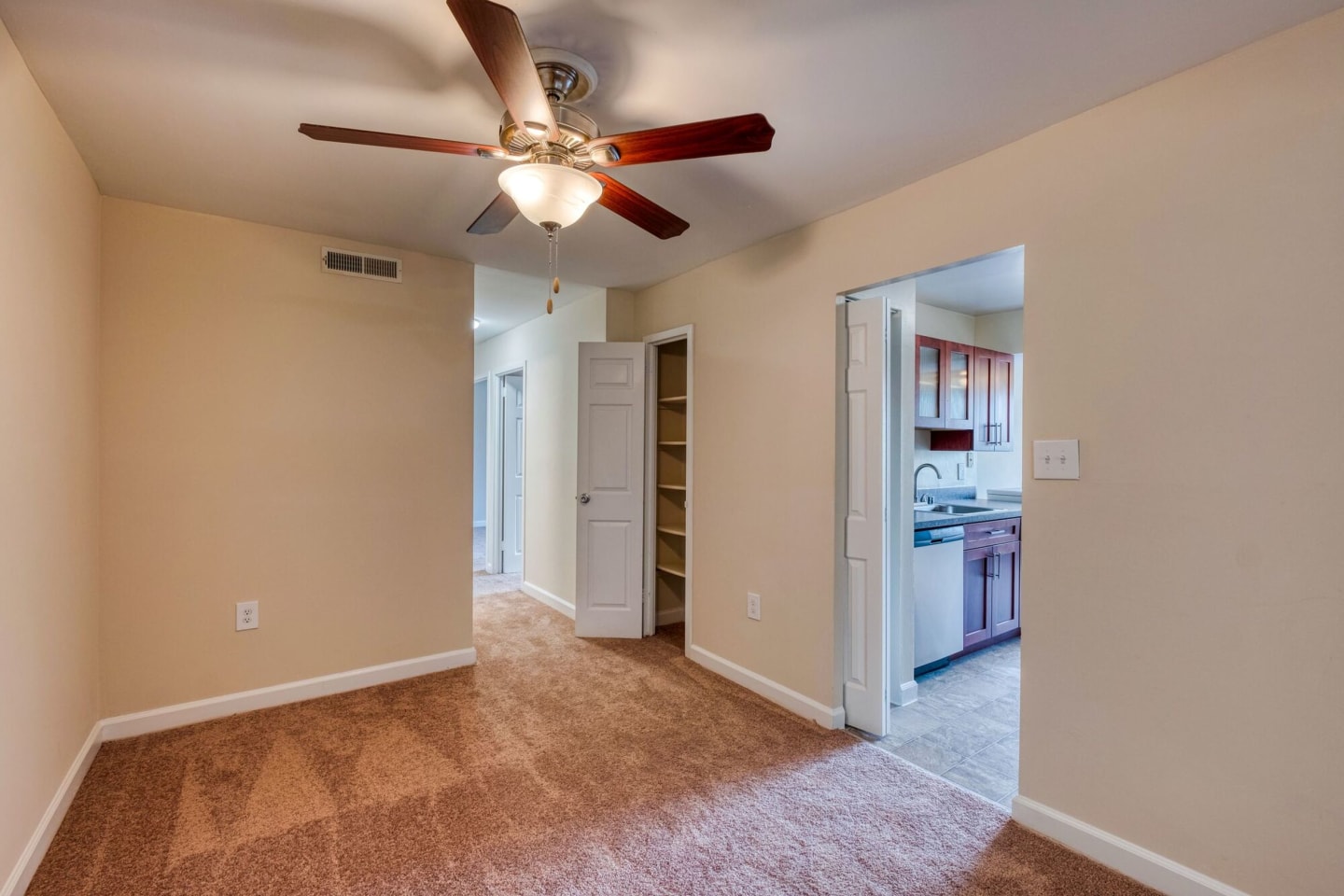 Oakton Park Apartments Image 3
