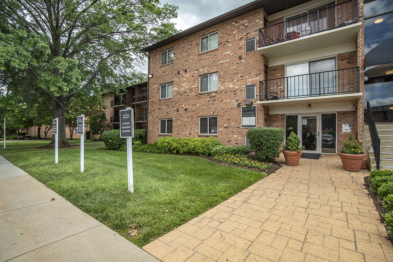 THE MANOR/THE MANOR EAST APARTMENTS Image 28