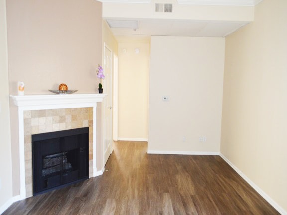Warner Courtyard Apartments Image 19