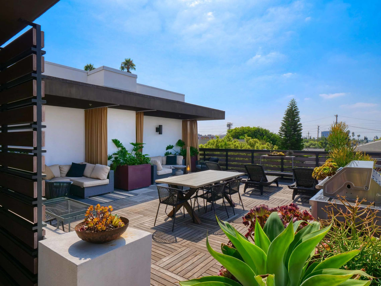 The Metropolitan at Larchmont Village Image 3